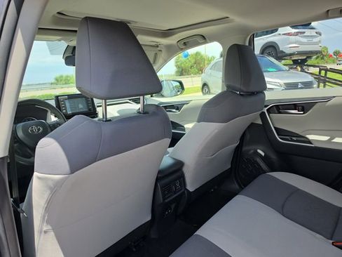 Used 2019 Toyota RAV4 XLE FWD image 11