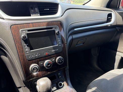 Used 2015 Chevrolet Traverse LT w/ Style and Technology Package FWD image 10