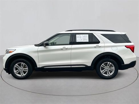 Used 2022 Ford Explorer XLT w/ Equipment Group 202A image 2