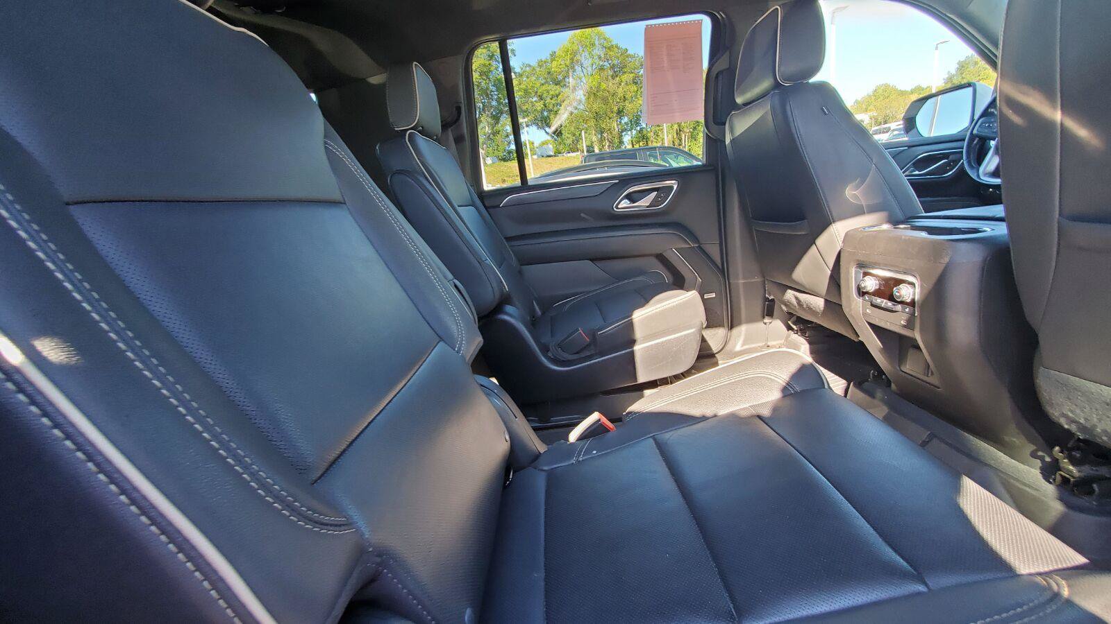 Used 2022 GMC Yukon XL SLT w/ SLT Premium Package AWD/4WD image 6