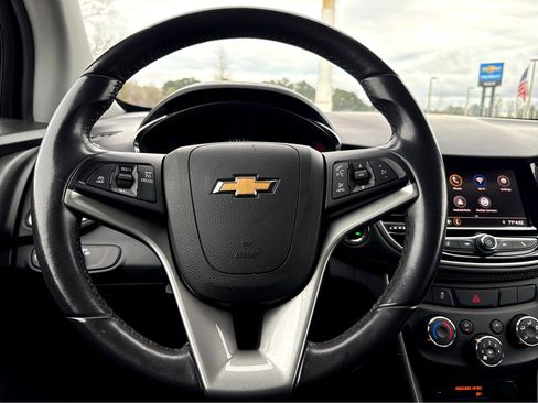 Used 2022 Chevrolet Trax LT w/ Driver Confidence Package image 11