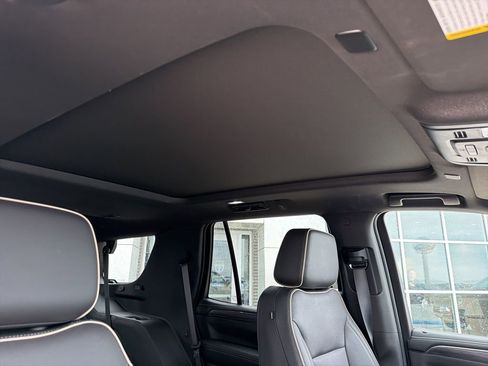 Used 2023 GMC Yukon SLT w/ SLT Premium Package image 30