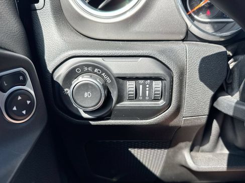 Used 2019 Jeep Wrangler Unlimited Sahara AWD/4WD image 18