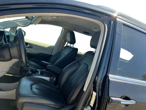 Used 2018 Chrysler Pacifica Touring-L w/ Premium Audio Group FWD image 9