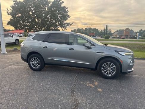 Used 2023 Buick Enclave Essence FWD image 3