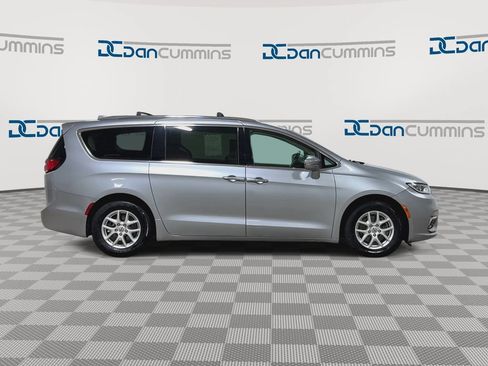 Used 2021 Chrysler Pacifica Touring-L FWD image 9