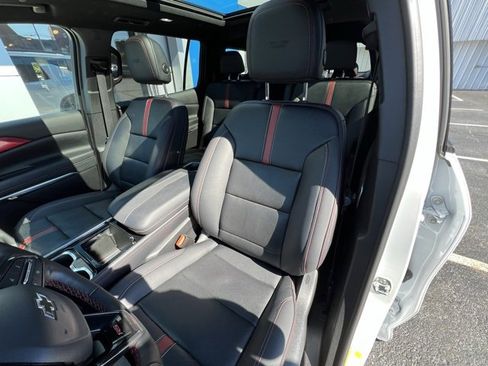 Used 2025 Chevrolet Traverse RS image 11