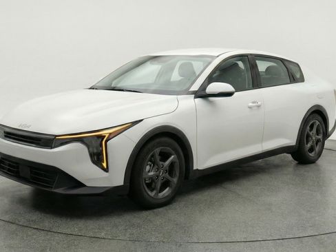 Used 2025 Kia K4 FWD image 3