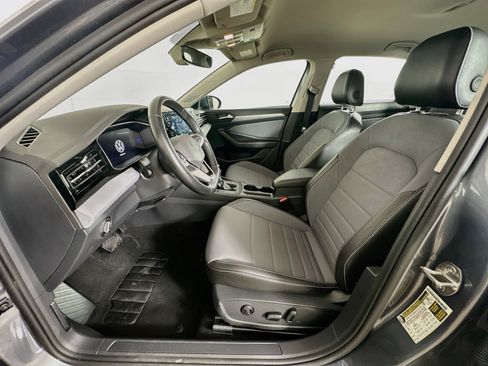 Used 2025 Volkswagen Jetta SE FWD image 13