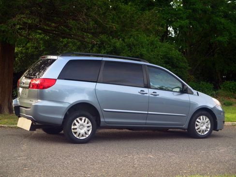 Used 2010 Toyota Sienna LE FWD image 3