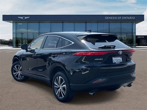 Used 2022 Toyota Venza LE image 2