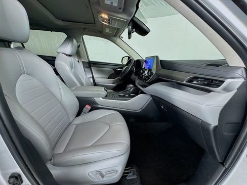 Used 2023 Toyota Highlander XLE image 29