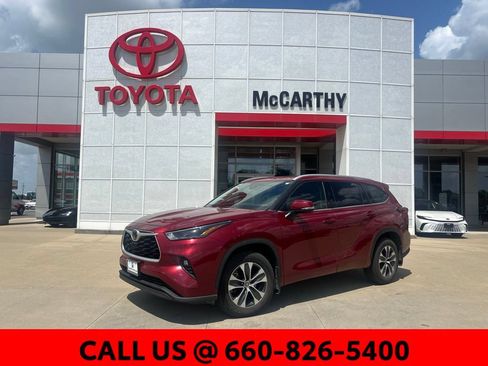 Used 2022 Toyota Highlander XLE AWD/4WD image 1