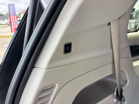 Certified 2024 Chrysler Pacifica Touring-L FWD image 16