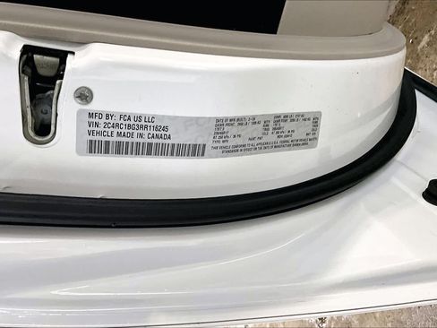 Used 2024 Chrysler Pacifica Touring-L FWD image 34