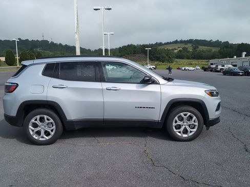Used 2024 Jeep Compass Latitude AWD/4WD image 4