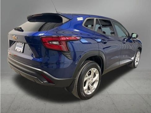 Used 2024 Chevrolet Trax LS w/ LS Convenience Package image 5
