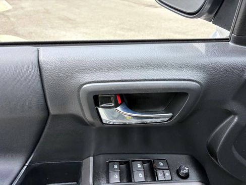 Used 2022 Toyota Tacoma TRD Sport image 12