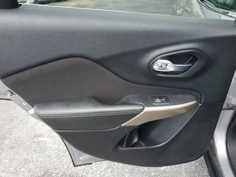 Used 2018 Jeep Cherokee Latitude image 8