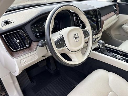 Used 2021 Volvo XC60 T5 Momentum w/ Premium Package image 30