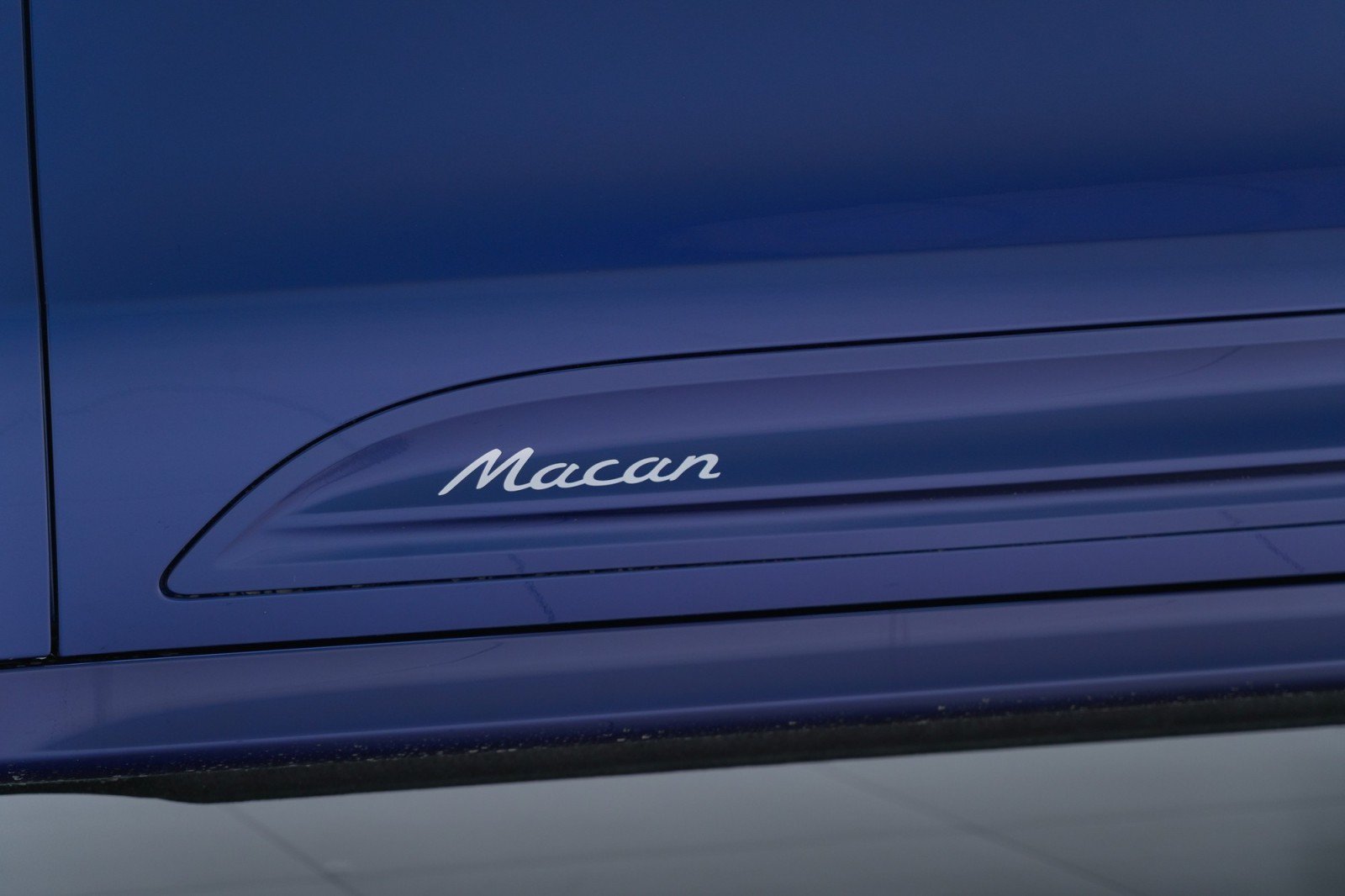 Certified 2024 Porsche Macan AWD/4WD image 12