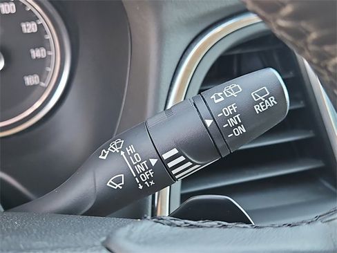 Used 2018 Buick Enclave Essence image 24