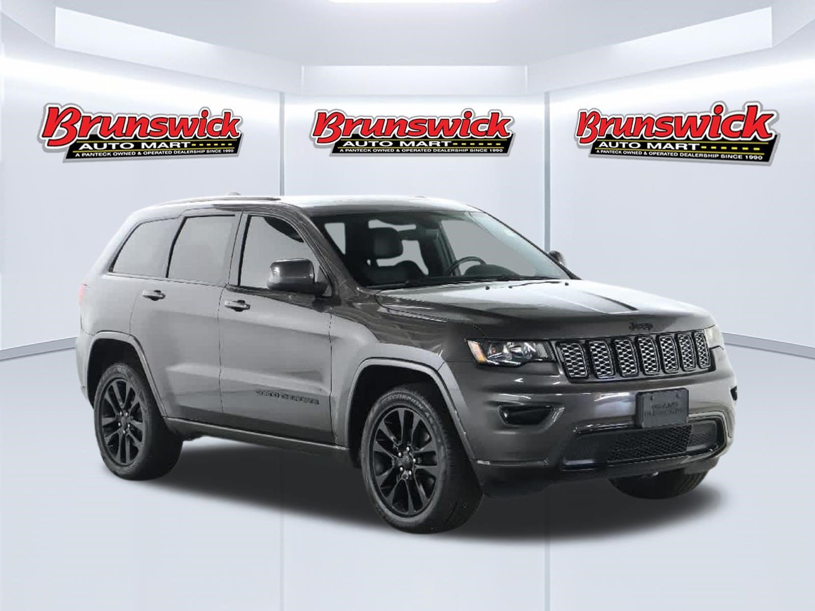 Used 2018 Jeep Grand Cherokee Altitude AWD/4WD image 9