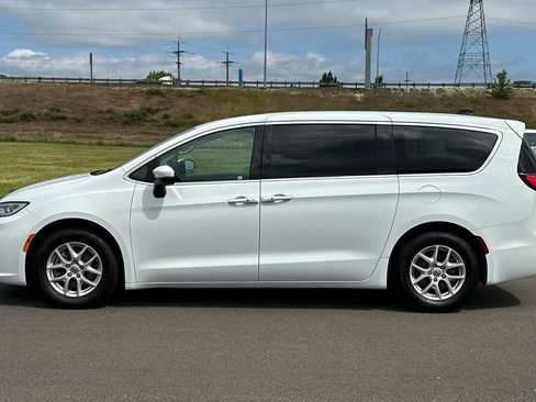 Used 2023 Chrysler Pacifica Touring-L FWD image 6
