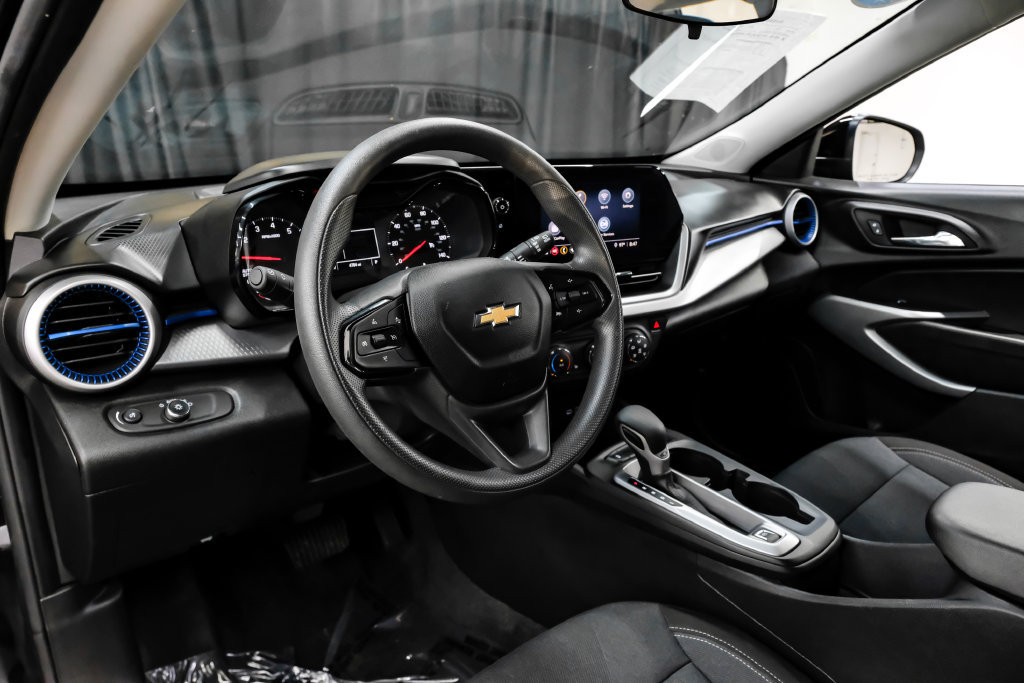 Used 2025 Chevrolet Trax LS w/ LS Convenience Package FWD image 3