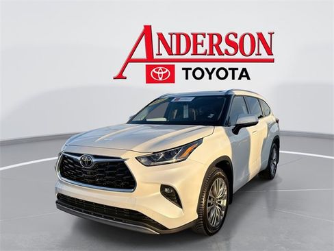 Certified 2022 Toyota Highlander Platinum image 1
