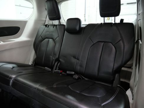 Used 2023 Chrysler Pacifica Touring-L image 24