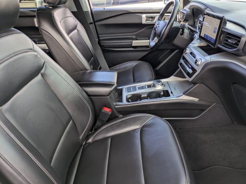 Used 2022 Ford Explorer XLT w/ Equipment Group 202A image 12