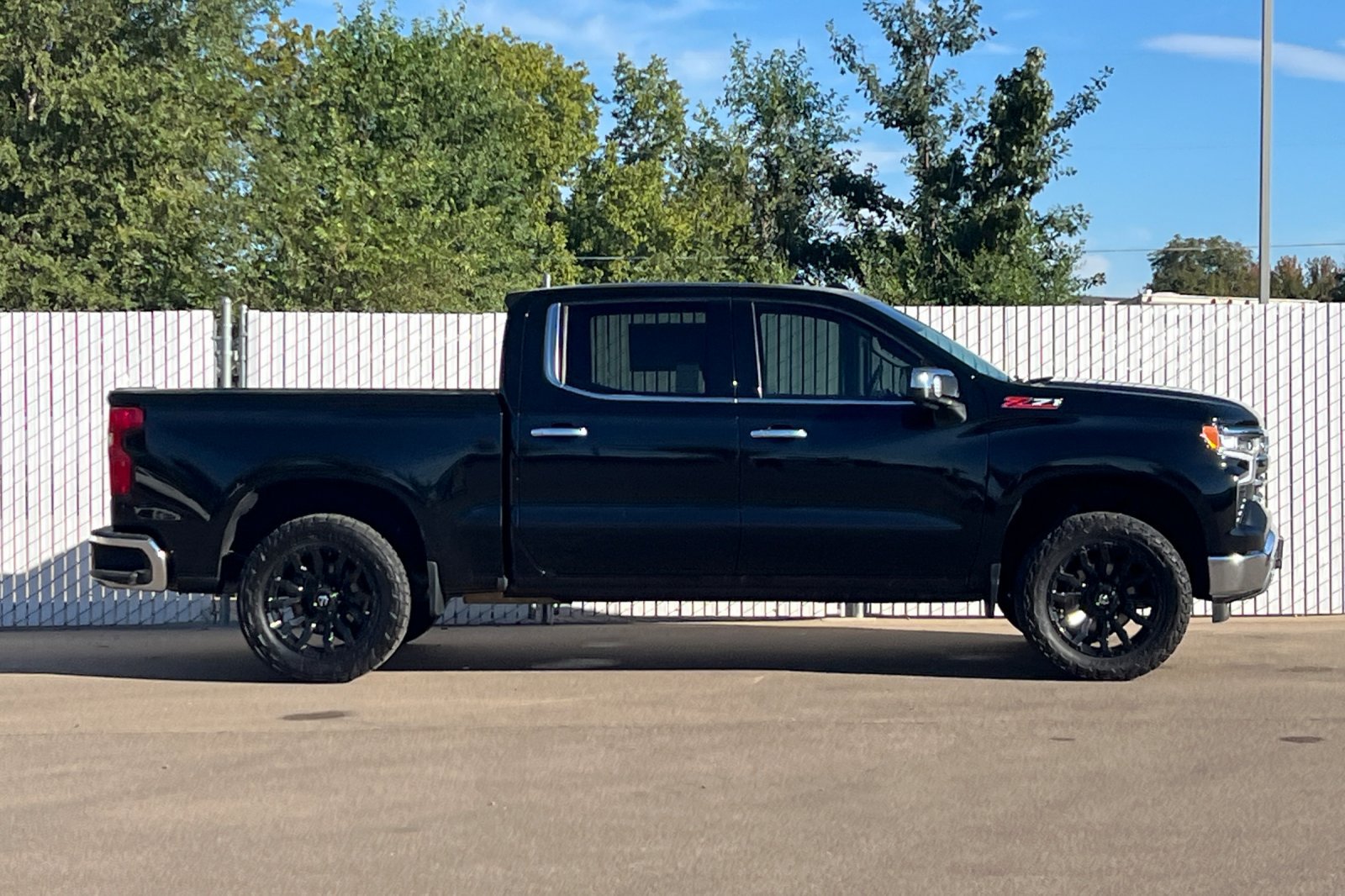 Used 2023 Chevrolet Silverado 1500 LTZ w/ LTZ Premium Package AWD/4WD image 3