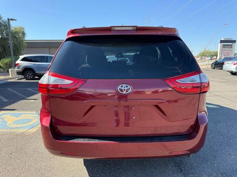 Used 2018 Toyota Sienna LE image 9