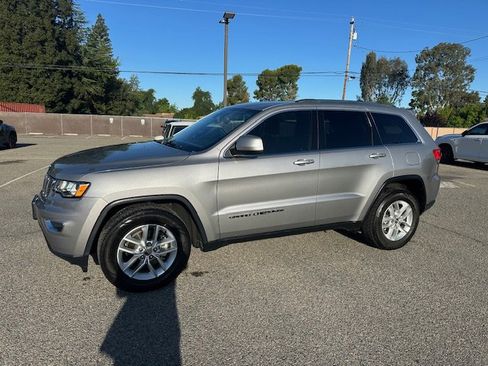 Used 2017 Jeep Grand Cherokee Laredo w/ Quick Order Package 2BE RWD image 2