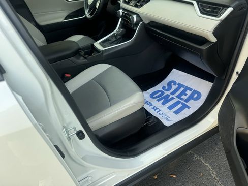 Used 2021 Toyota RAV4 XLE Premium image 12