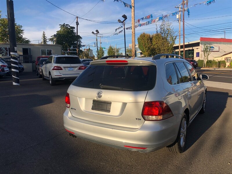 Used 2011 Volkswagen Jetta TDI FWD image 4