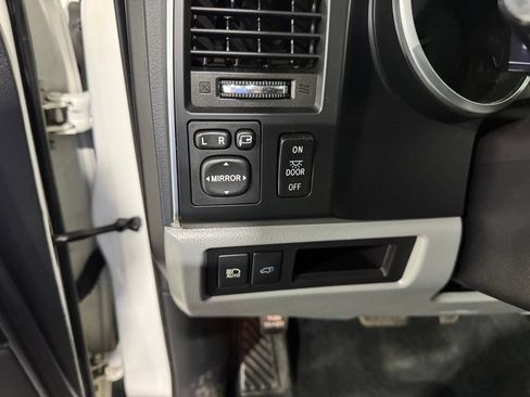 Used 2018 Toyota Sequoia Platinum AWD/4WD image 36