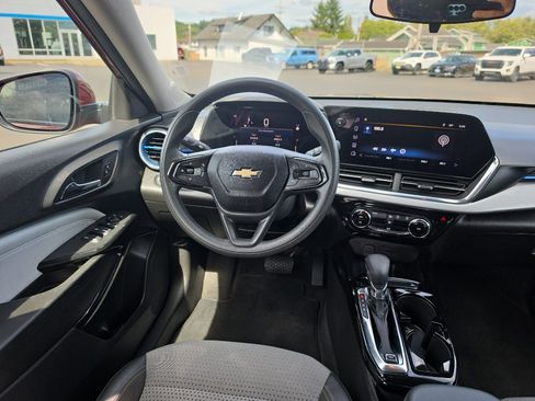 Certified 2025 Chevrolet Trax LT FWD image 20
