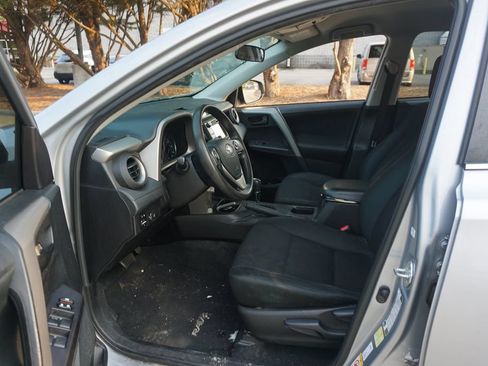 Used 2018 Toyota RAV4 LE FWD image 2