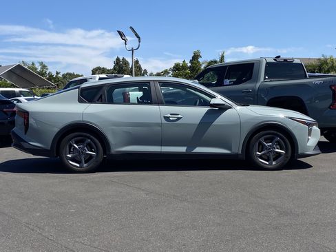 Used 2025 Kia K4 LXS image 2