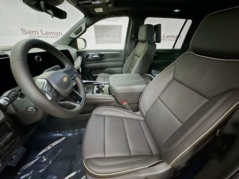 New 2025 Chevrolet Suburban Premier image 24