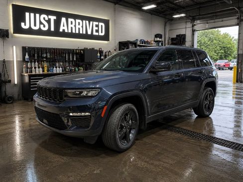 Used 2023 Jeep Grand Cherokee Limited w/ Black Appearance Package AWD/4WD image 1
