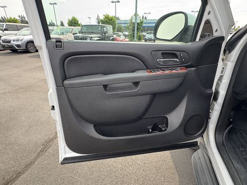 Used 2012 Chevrolet Suburban LT image 17