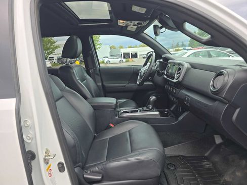 Used 2019 Toyota Tacoma TRD Off-Road AWD/4WD image 10
