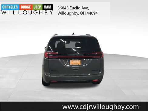 Used 2025 Chrysler Pacifica Limited image 7