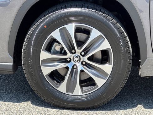 Used 2022 Toyota Highlander XLE FWD image 27