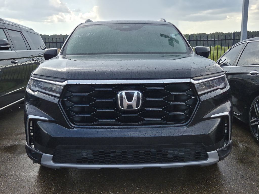 Used 2025 Honda Pilot Touring image 2