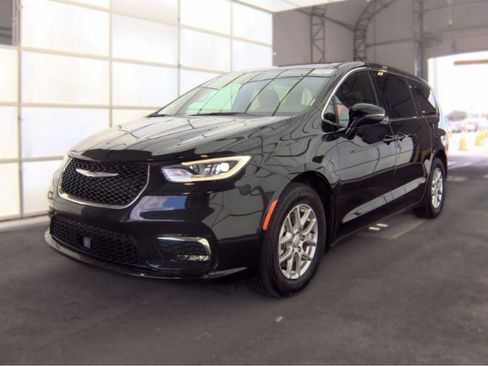 Used 2025 Chrysler Pacifica Select FWD image 2