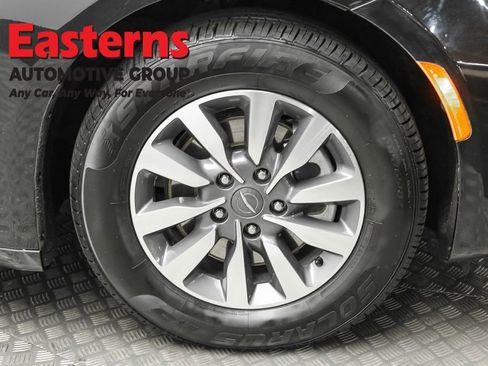 Used 2023 Chrysler Pacifica Touring-L image 29